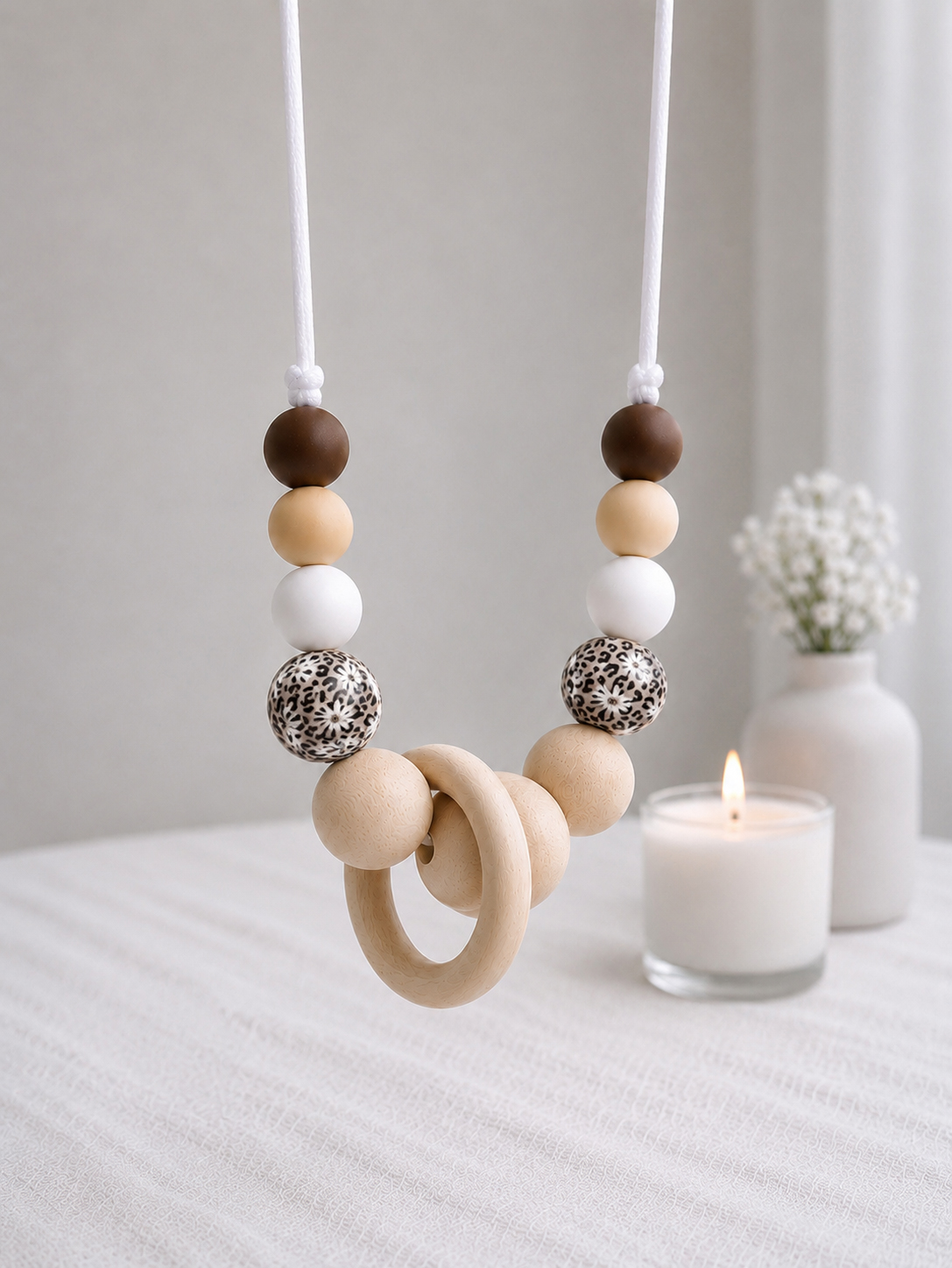 collier-portage-silicone-bois-motif-fleurs-leopard-decoration-naturelle