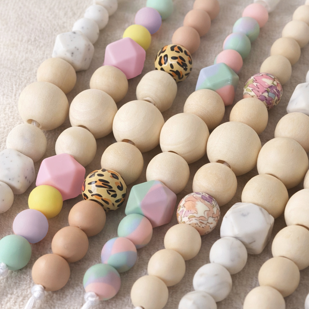 colliers-portage-bebe-silicone-bois-multicolore-pastel-leopard-marbre-liberty-detail-gros-plan