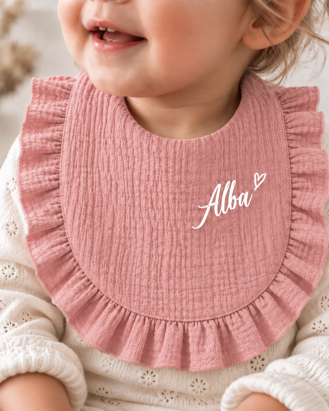bavoir-volants-gaze-dentelle-rose-prenom