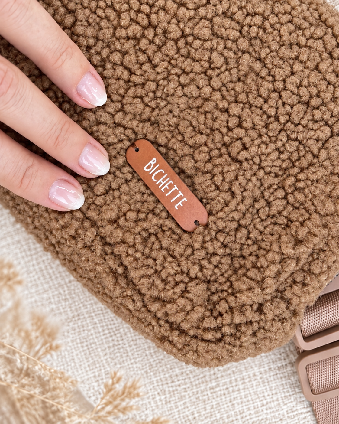 sac-banane-femme-personnalise-bichette-fourrure-bouclette-marron