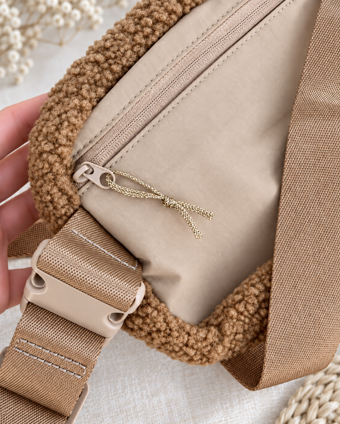 sacoche-bandouliere-moumoute-camel-detail-dos-zip-dore