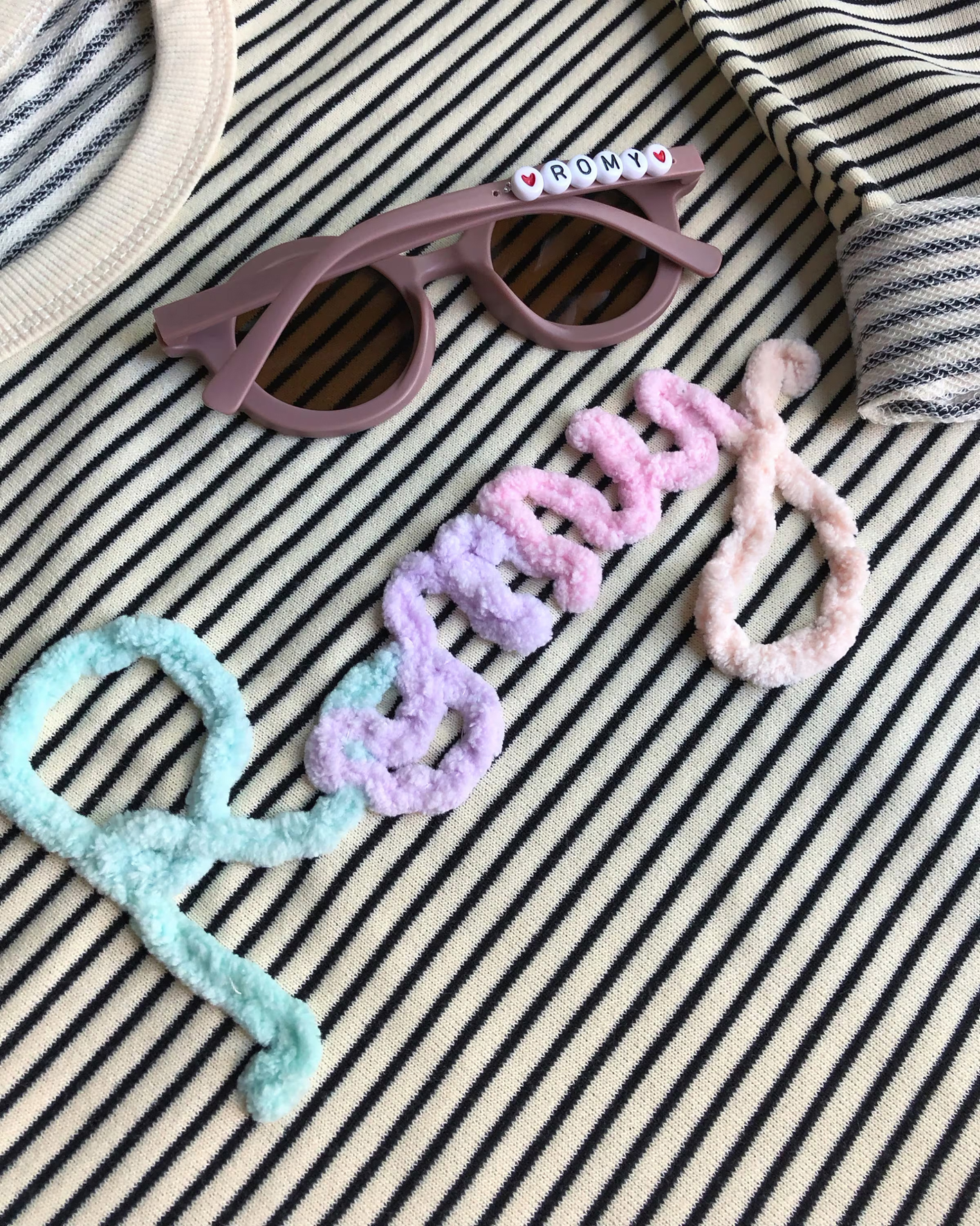 prénom laine tie &amp; dye personnalisé sur pull marine enfant