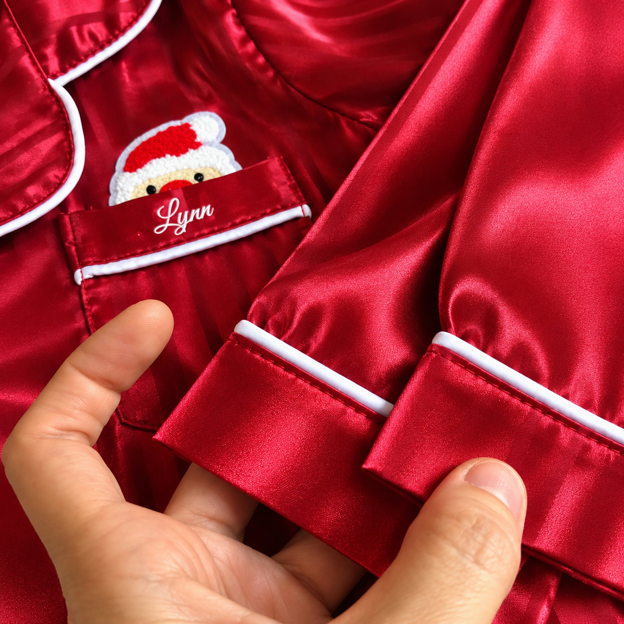 details-pyjama-enfant-noel-personnalise-rouge-prenom
