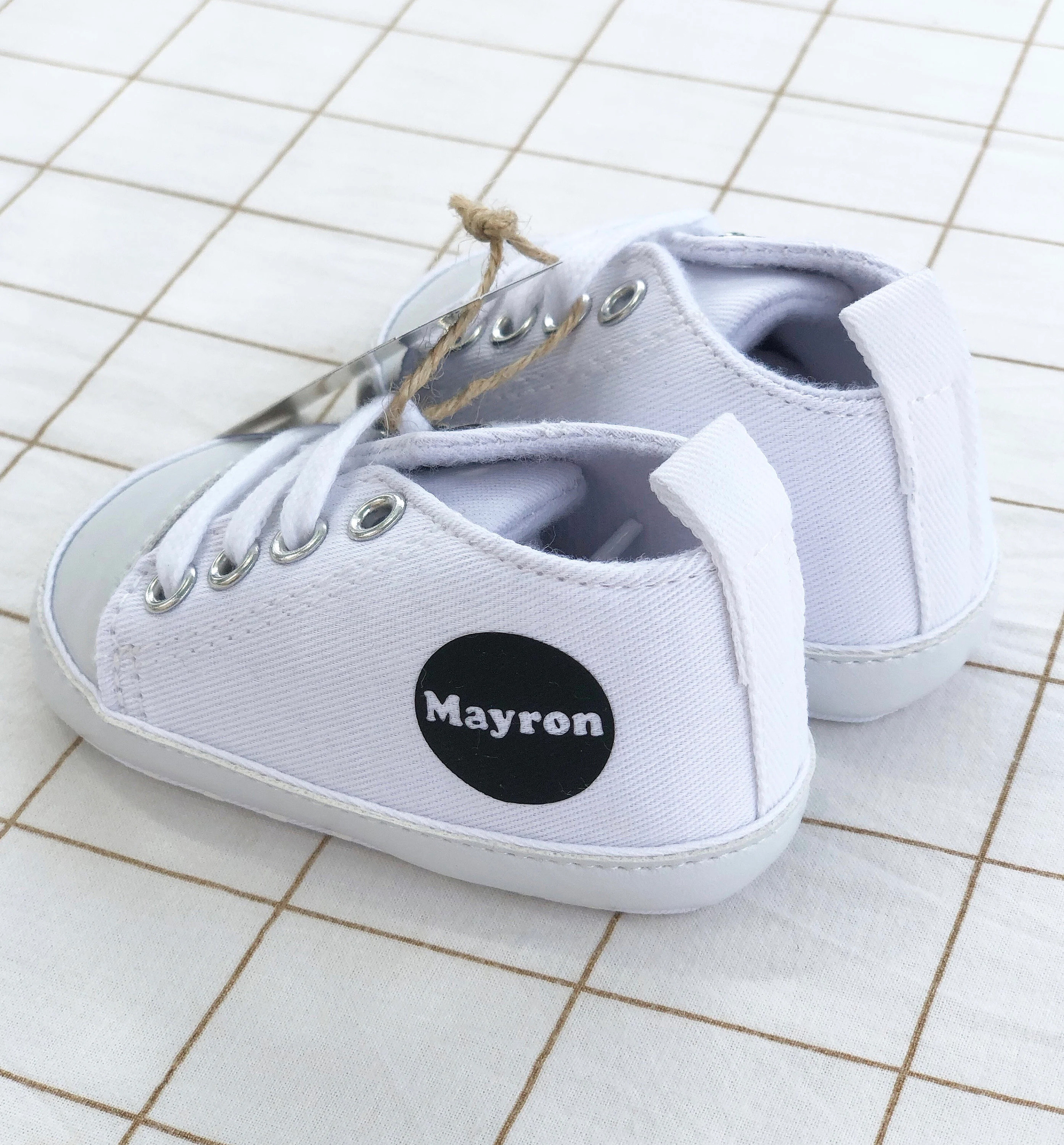 chaussons toile bébé blanc prénom noir étoile