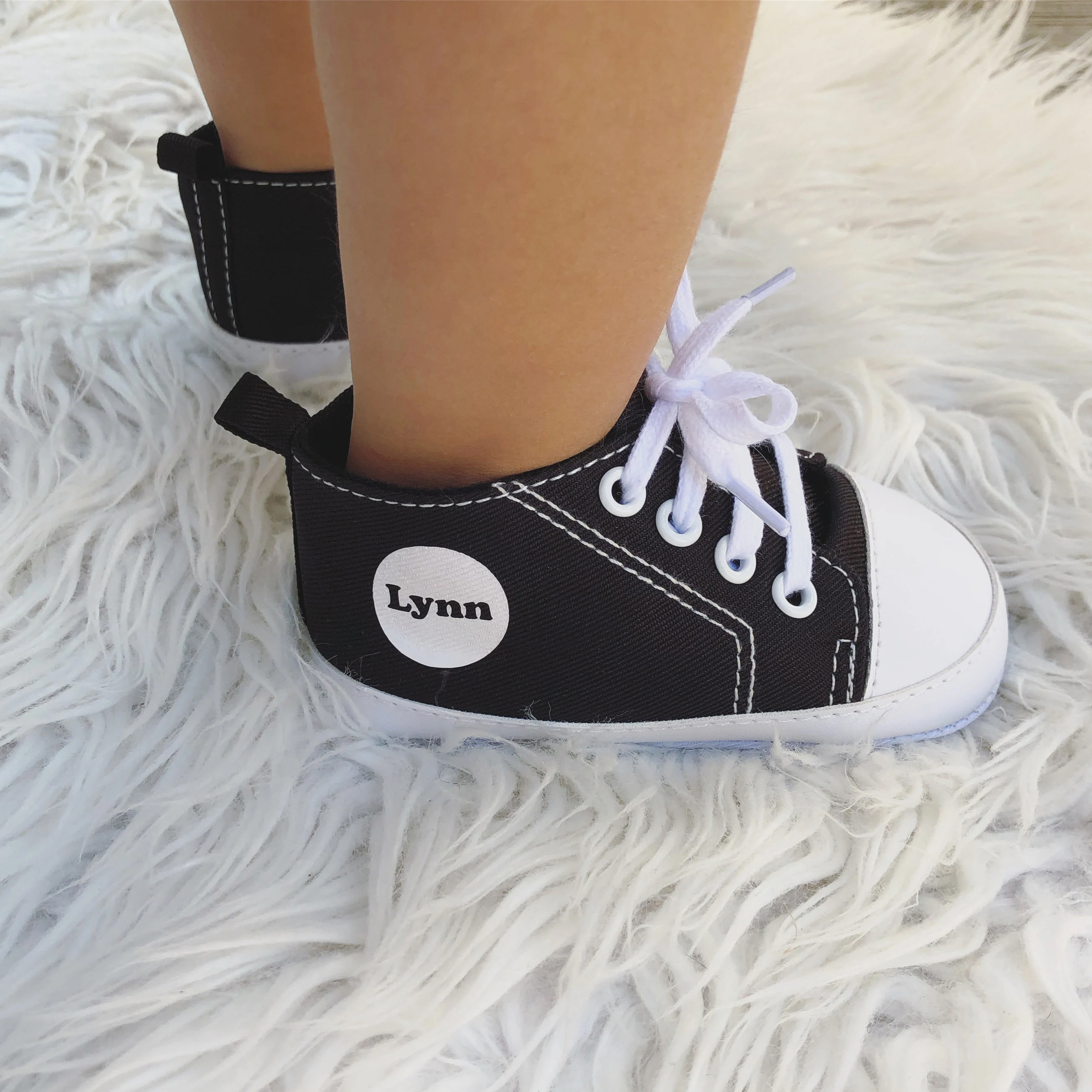 chaussons bébé noir prénom blanc
