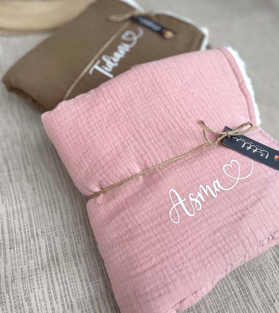 couverture-bebe-personnalisee-prenom-rose-marron-double-gaze-polaire