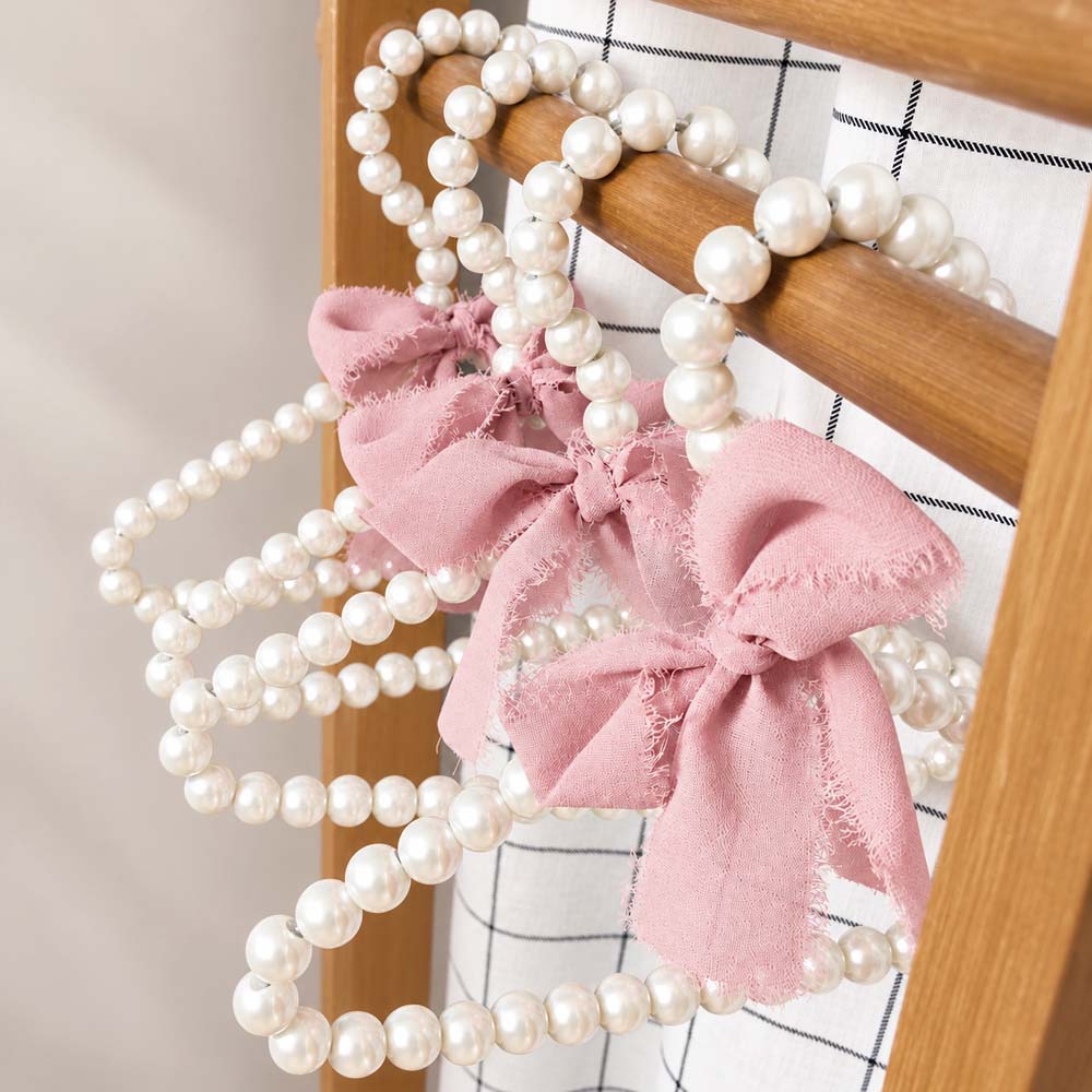 cintres-bebe-perles-noeuds-roses-decoration-chambre