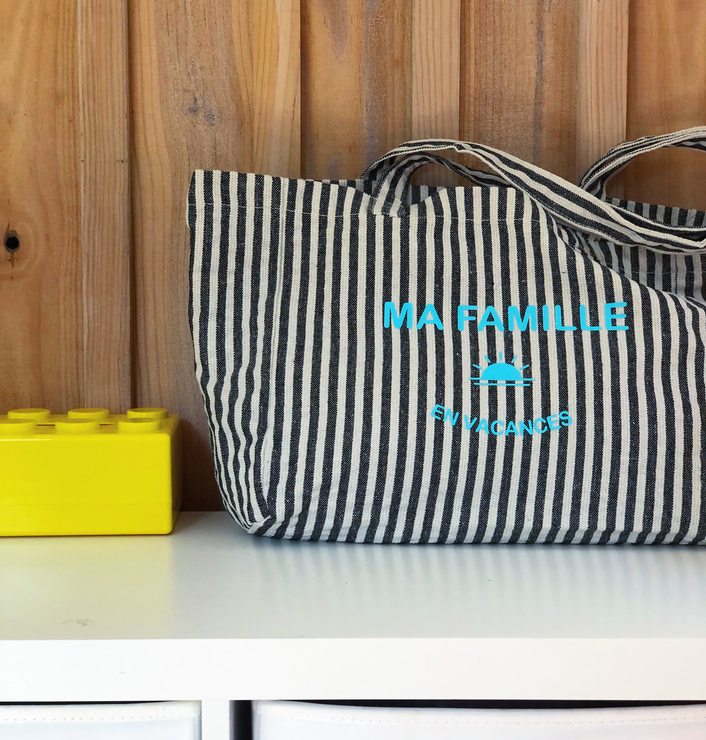 sac fourre tout marinière avec texte bleu fluo