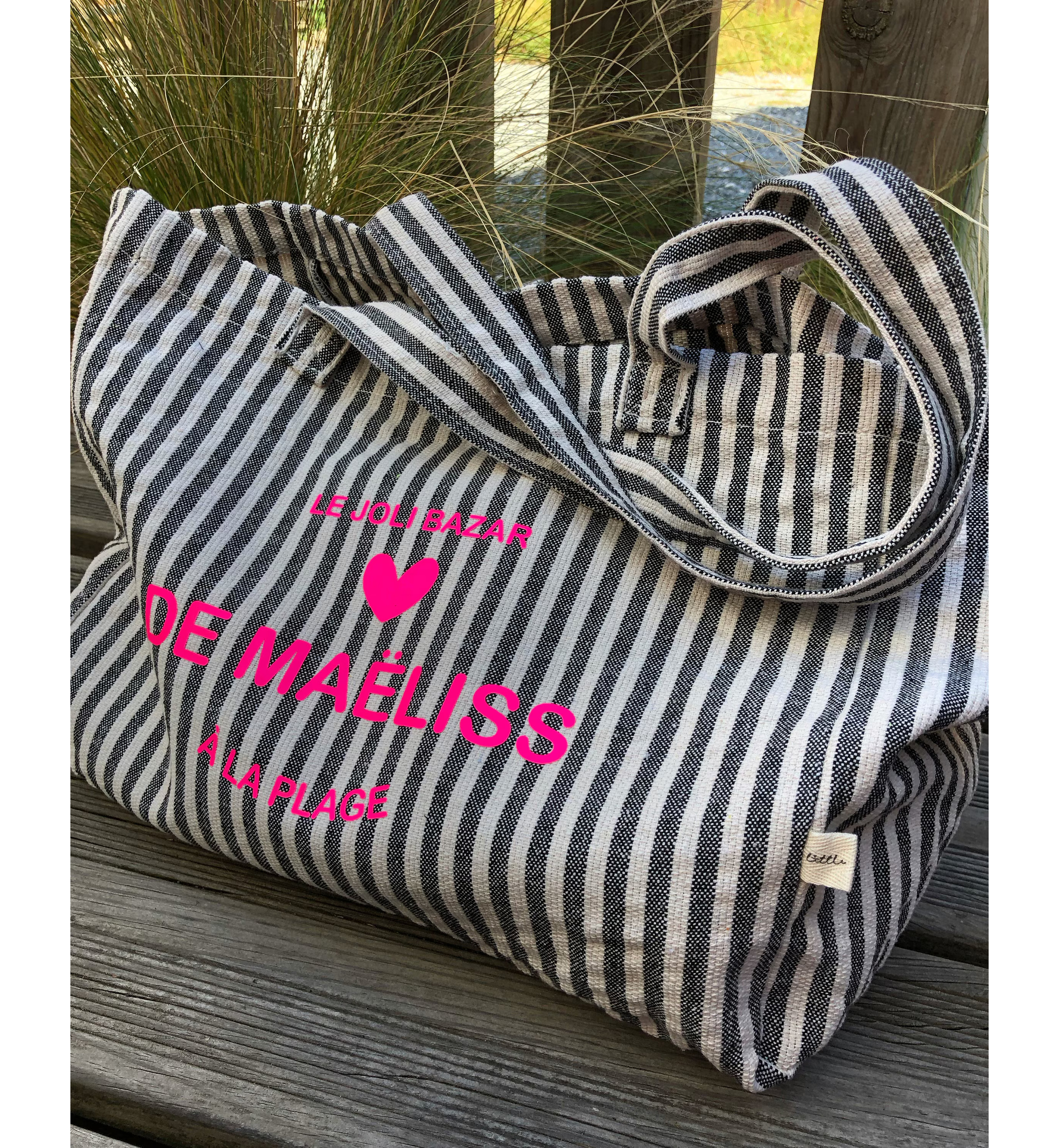 sac cabas de plage a rayures avec texte rose fluo