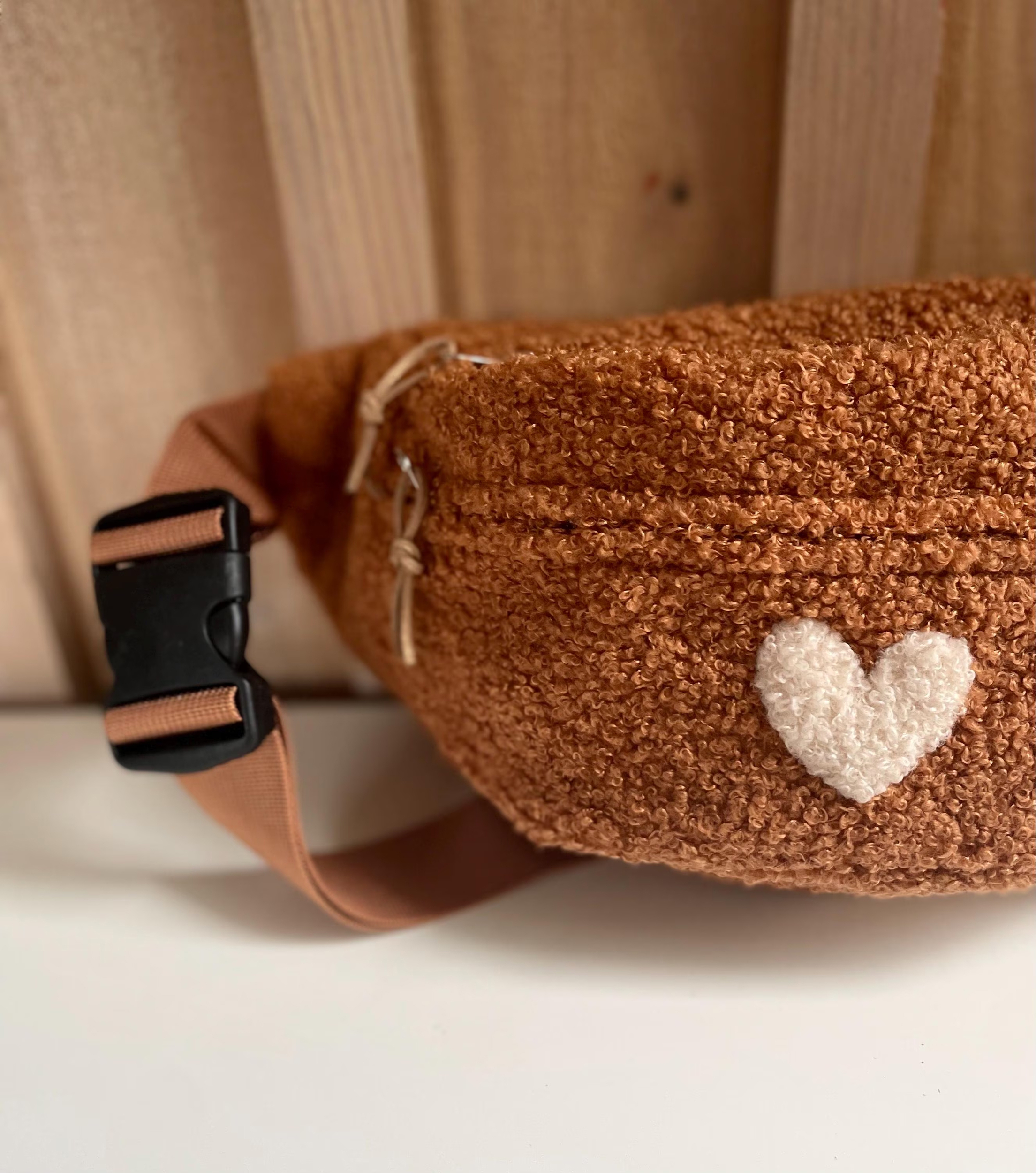 banane marron peluche ours avec coeur plaqué
