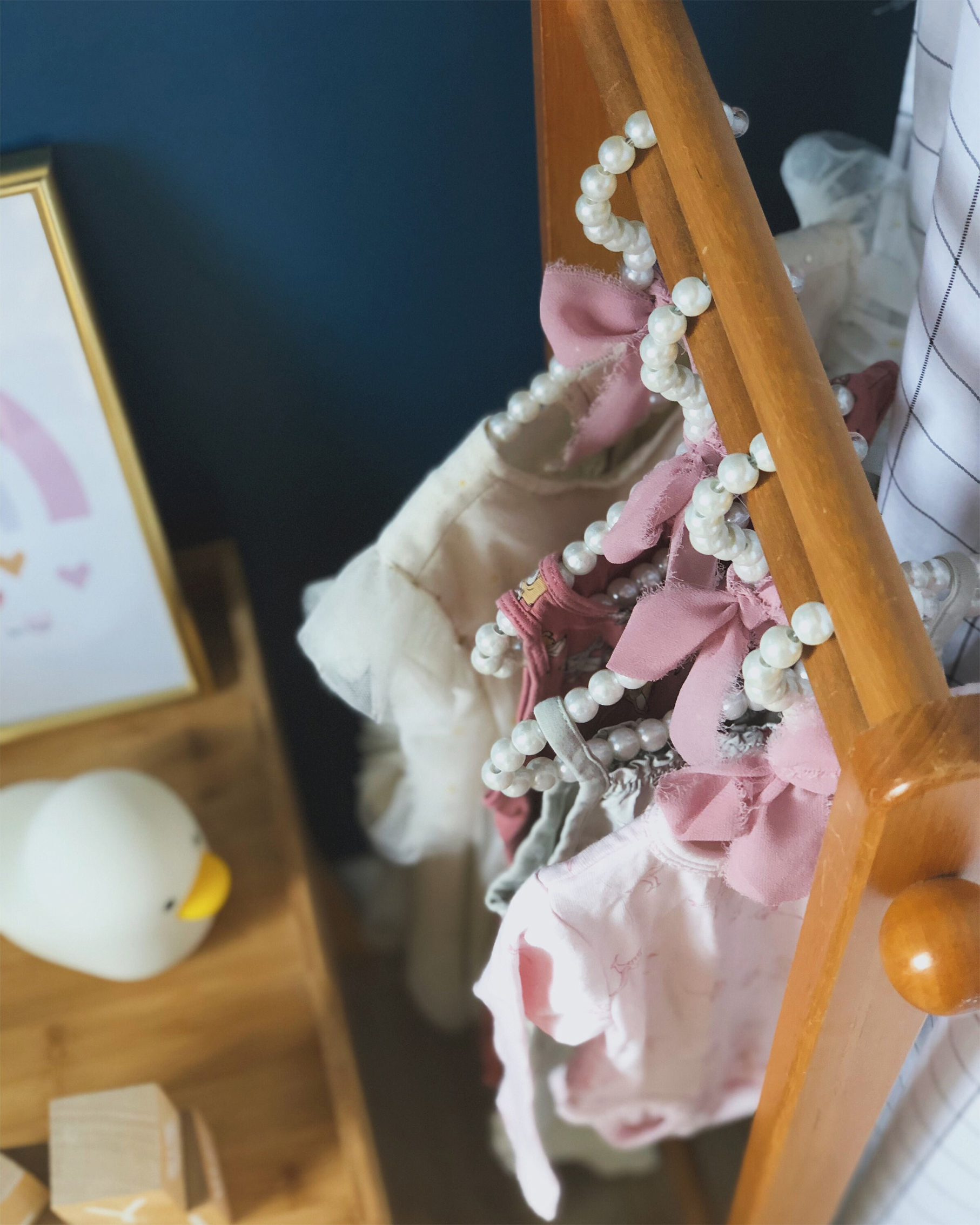 cintre bébé perles blanches