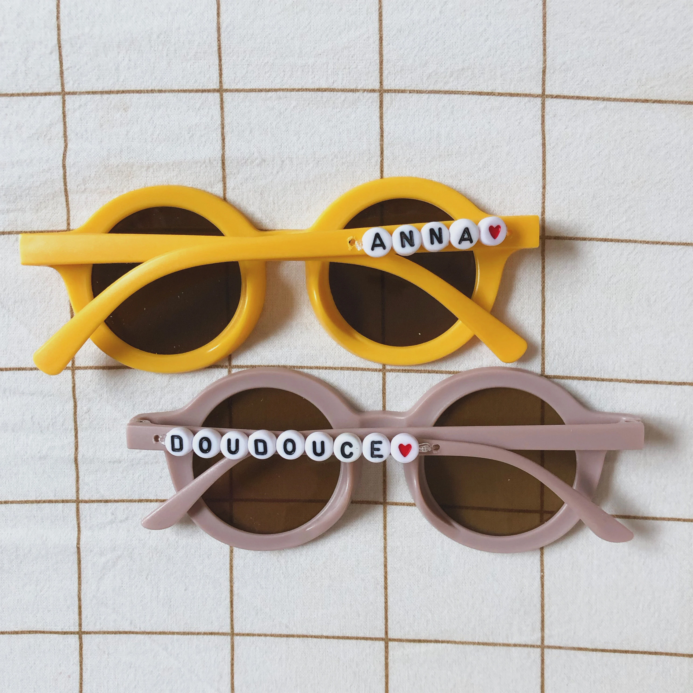 lunettes soleil rétro jaune et vieux rose coeur