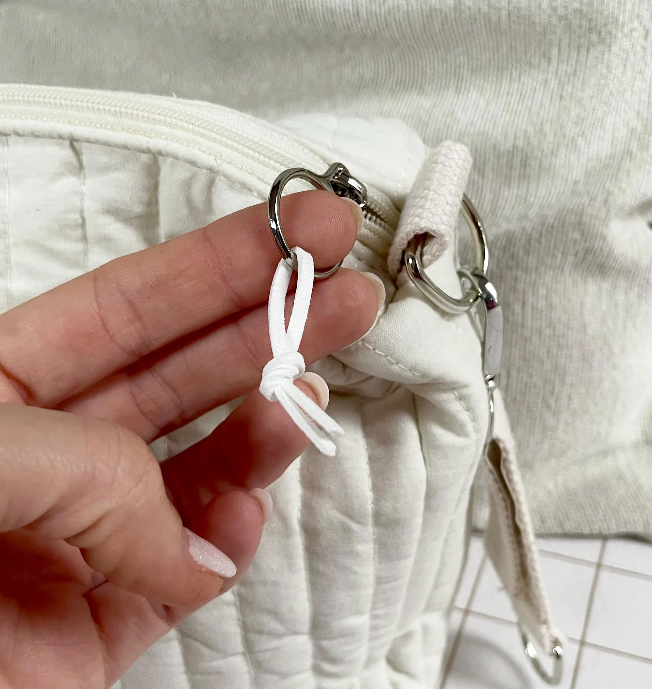 lien blanc sur fermeture éclair sac poussette
