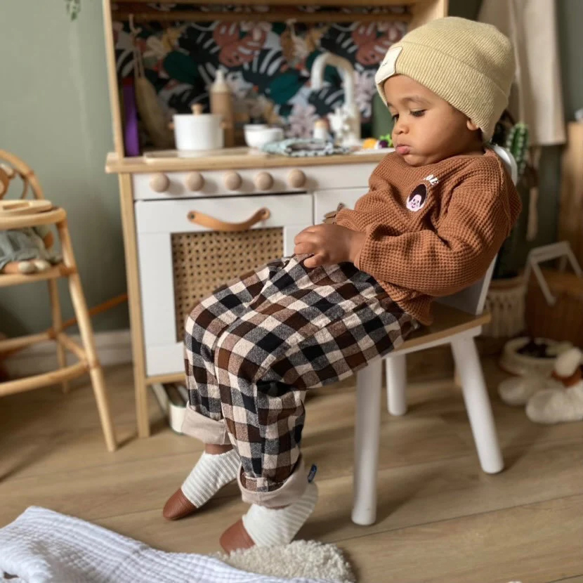 pull nid dabeille enfant avec écusson prénom