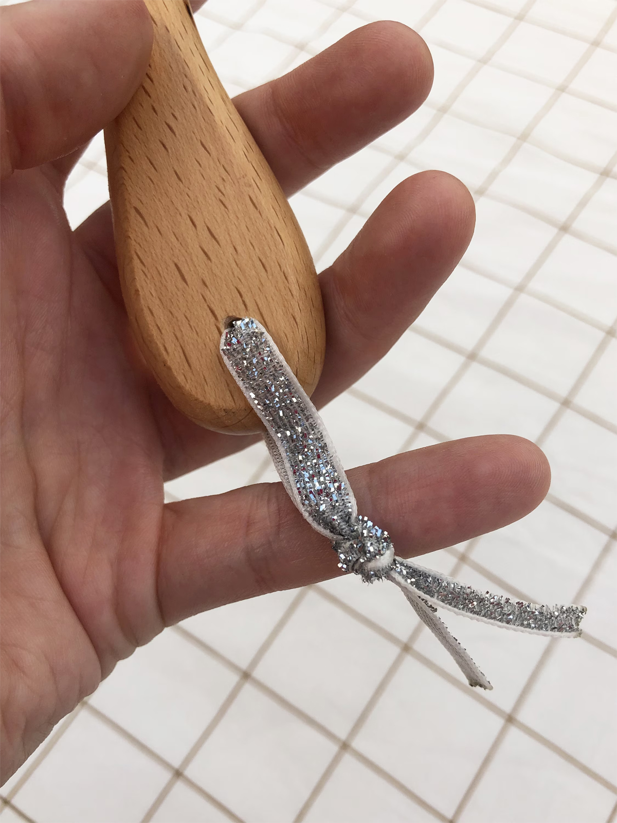 lien argenté paillettes brosse bois