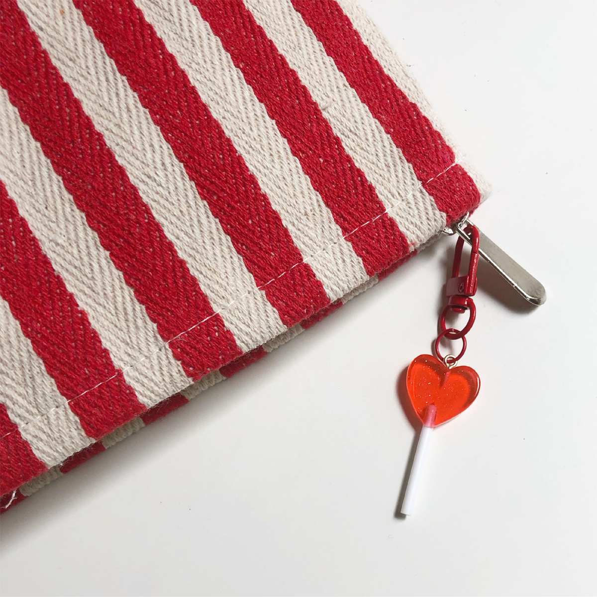 pochette toile épaisse à zip rayures rouge blanc et breloque sucette coeur