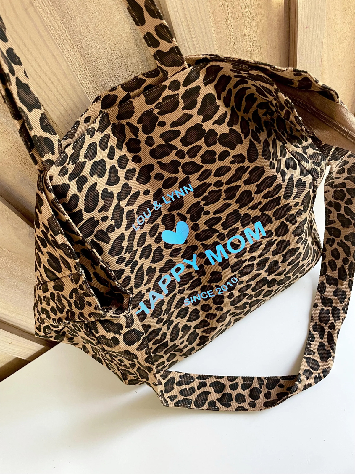 cabas ete leopard avec inscription bleu fluo