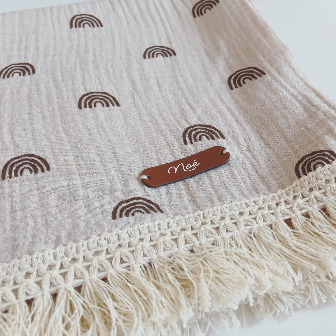 fouta enfant arc en ciel en gaze avec franges et prénom