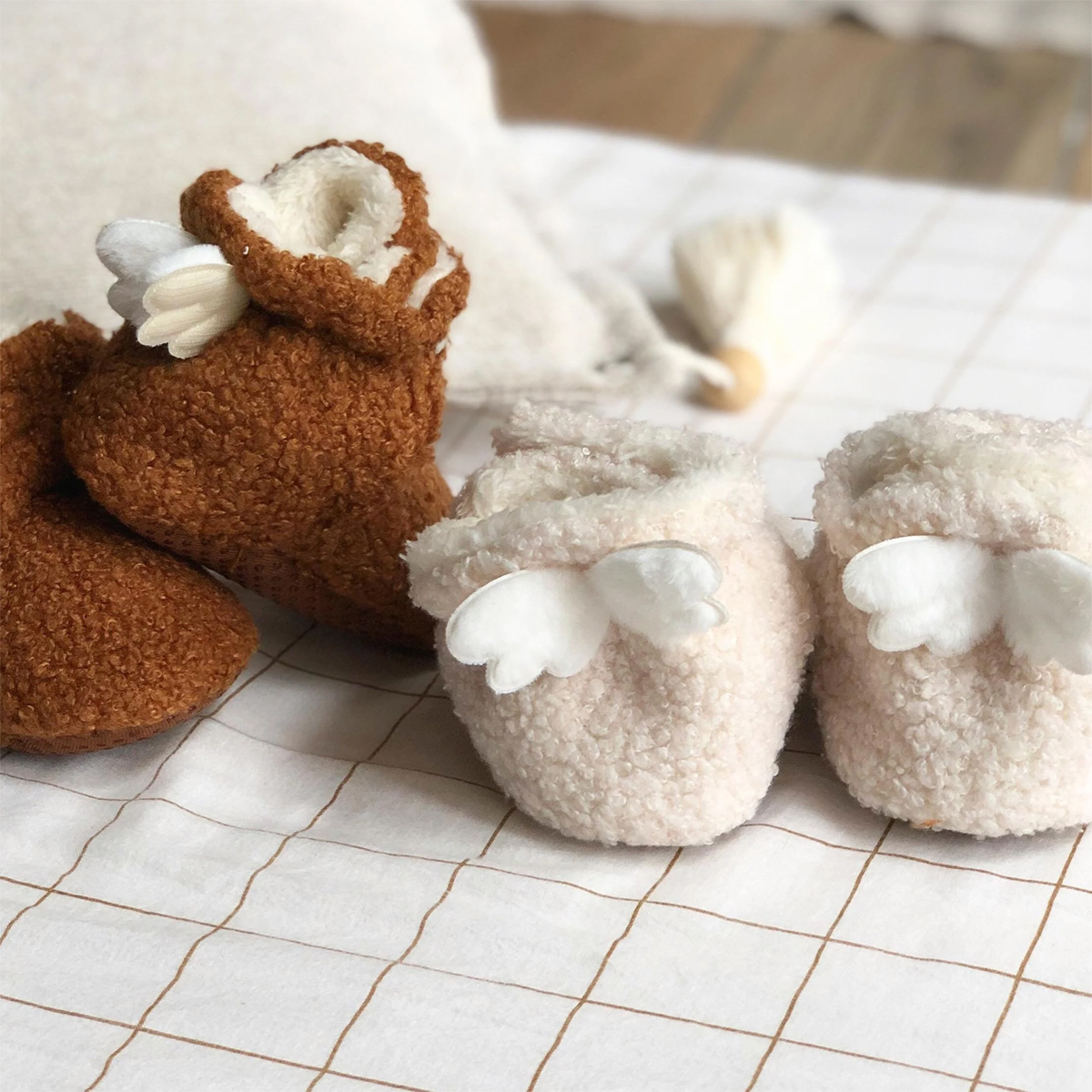 chaussons naissance camel et blanc moumoute