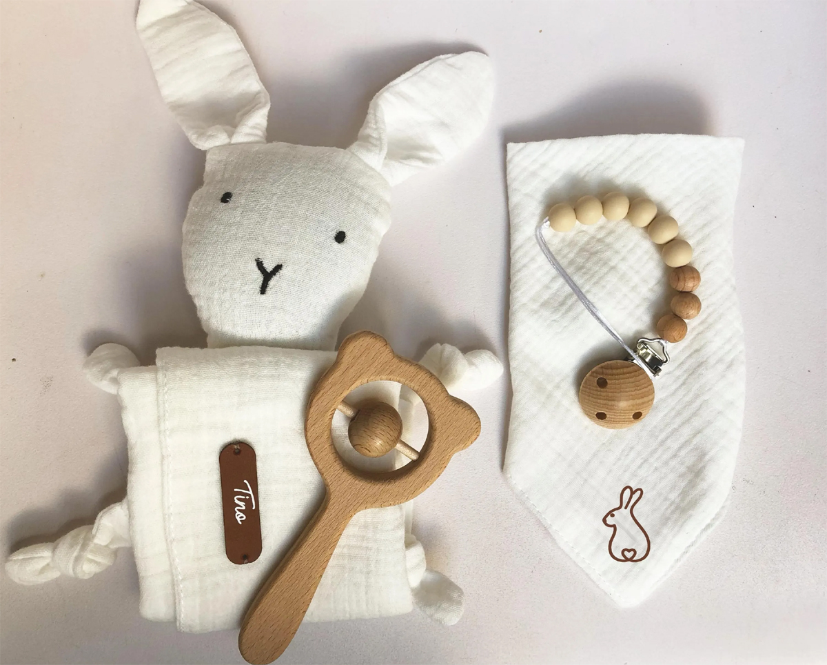 pack naissance bavoir hochet doudou personnalisé