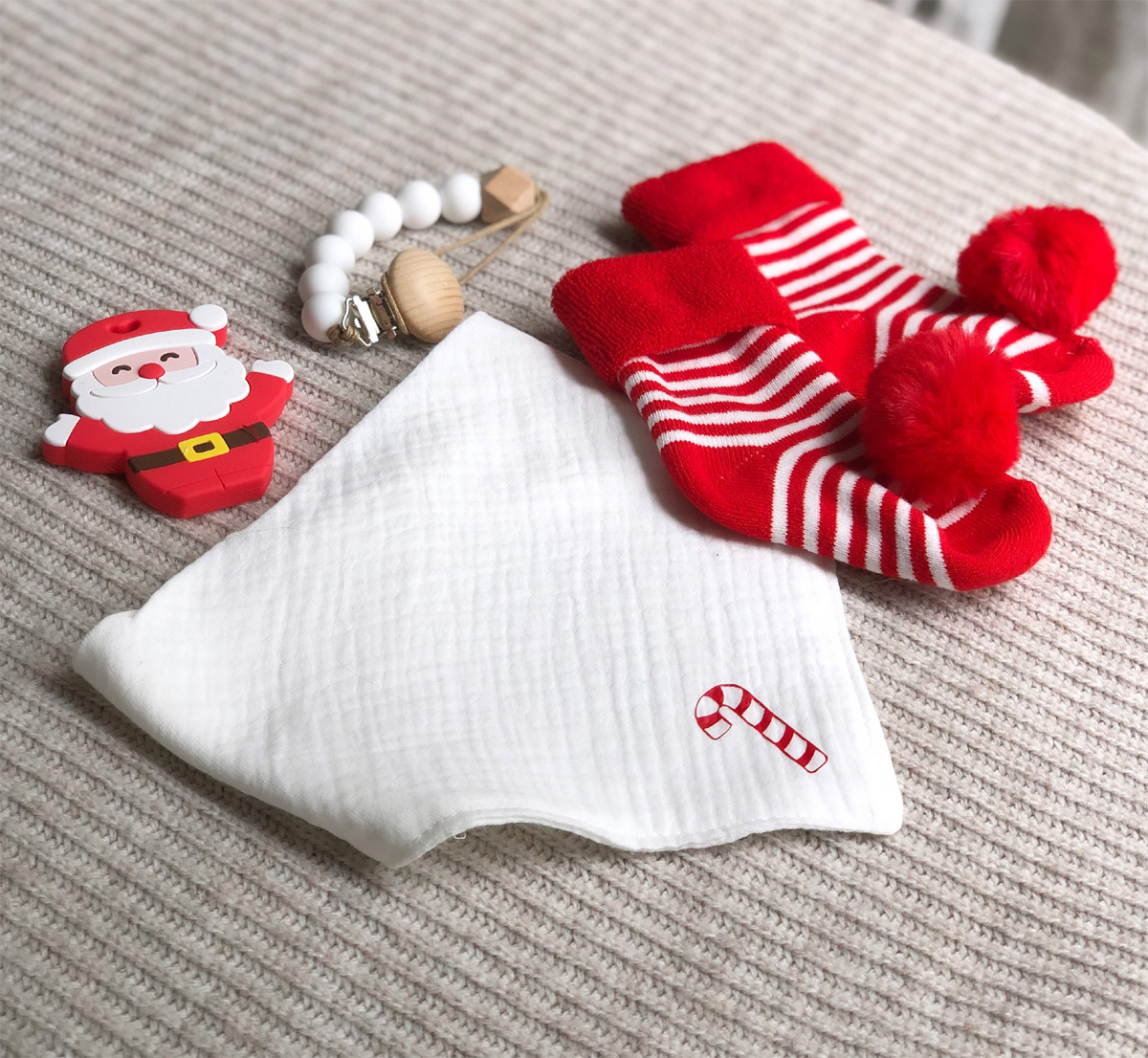 bavoir prenom hochet silicone chaussettes pompons et attache tetine