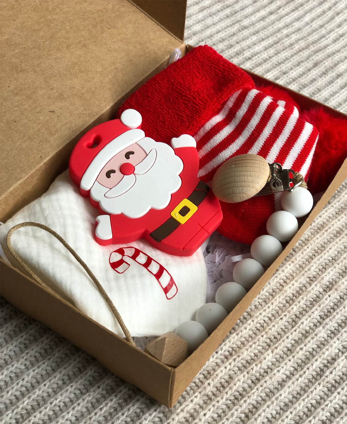 cadeau naissance pere noel rouge et blanc