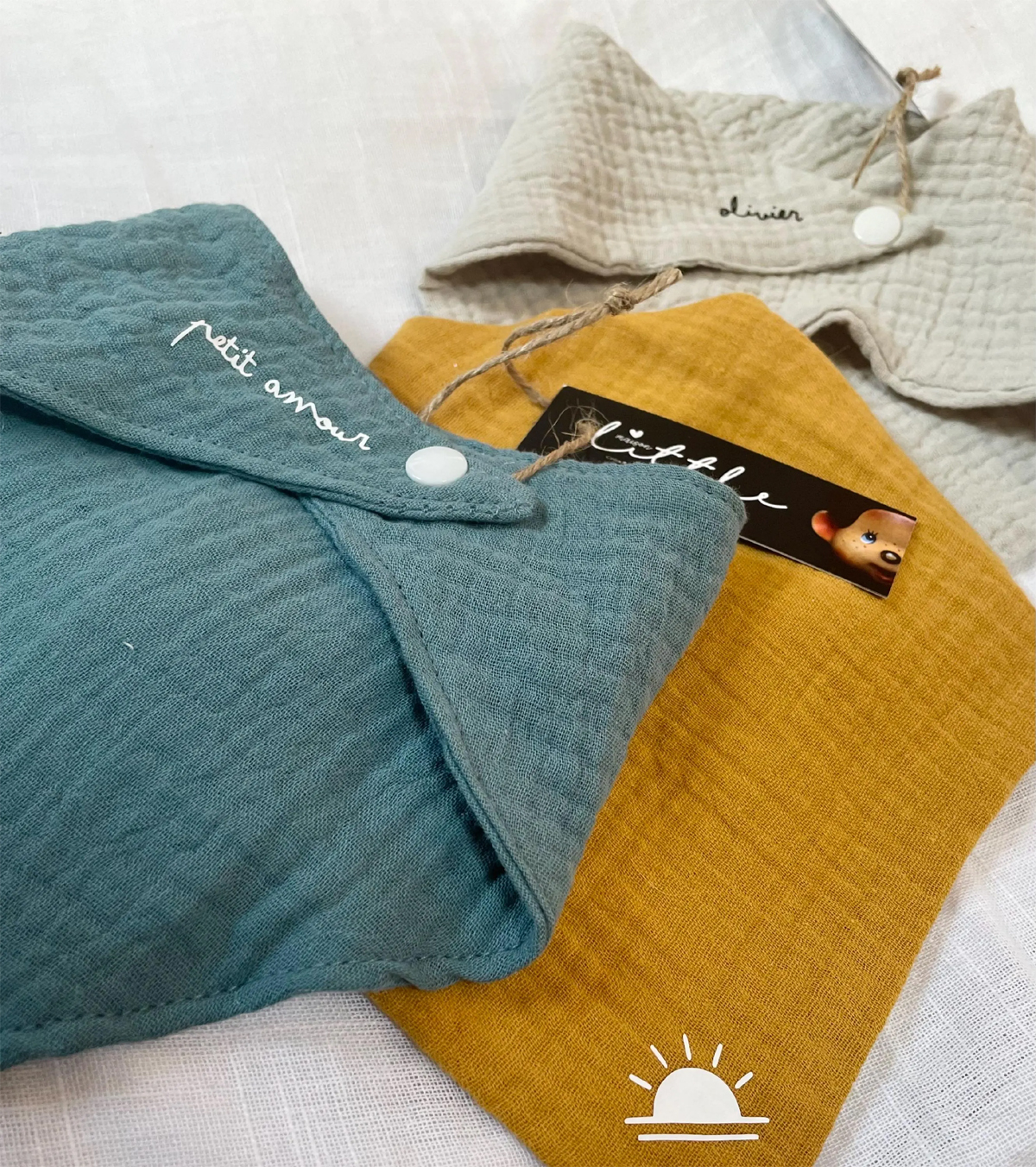 bavoir bleu jaune gris gaze coton symbole et texte