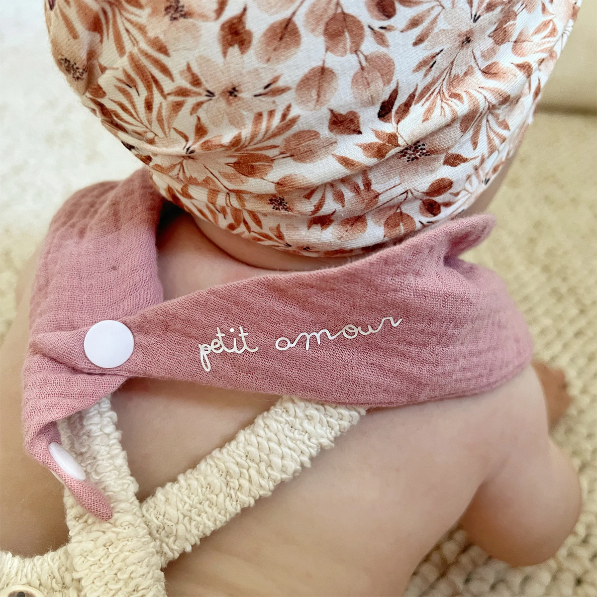 bavoir pression gaze forme triangle rose personnalisé