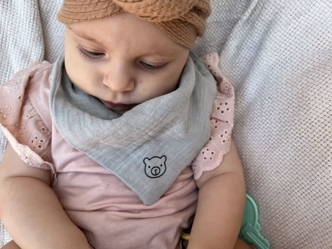 cadeau naissance personnalisé bavoir gris ourson
