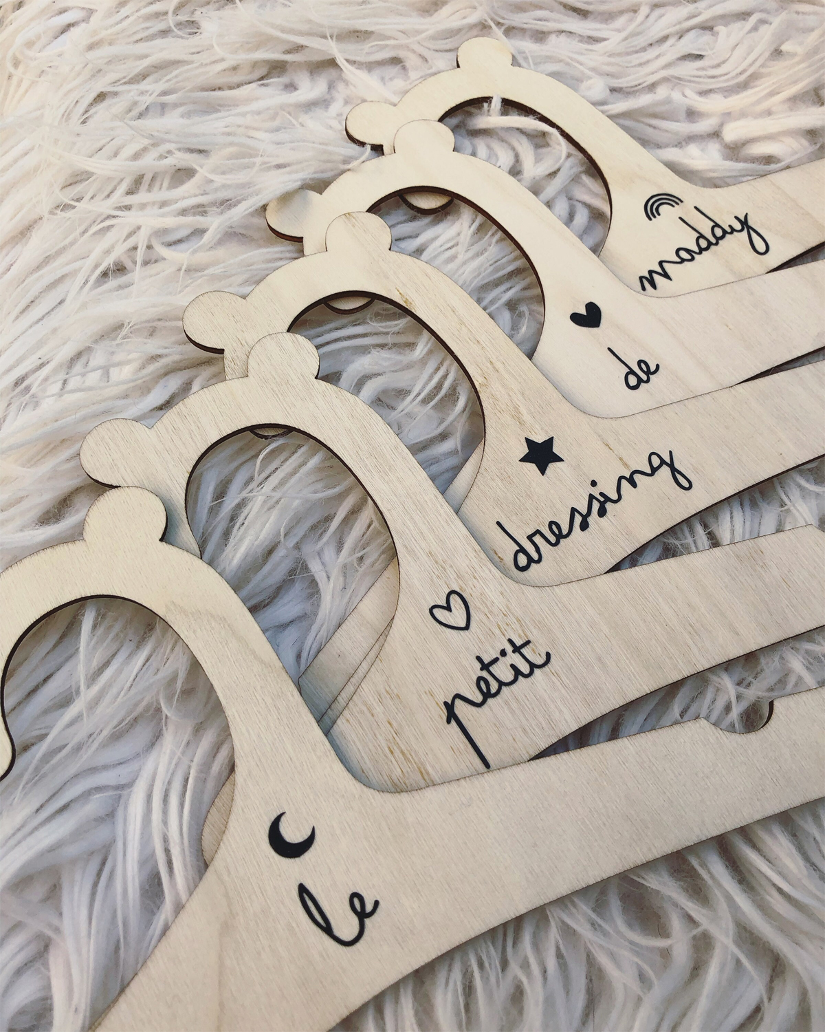 cintres en bois prénom symbole personnalisable