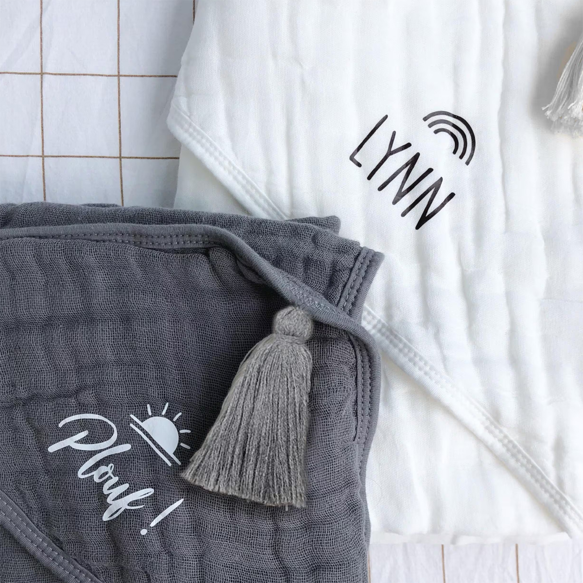 serviette capuche personnalisée avec prénom maison little