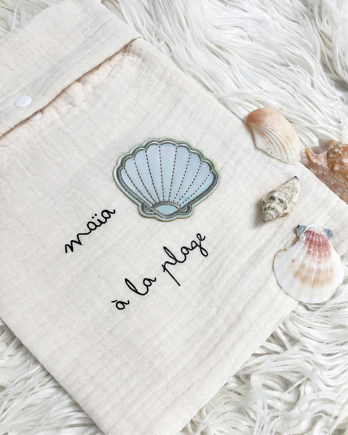 pochette nomade bouton pression blanc coquillage bleu