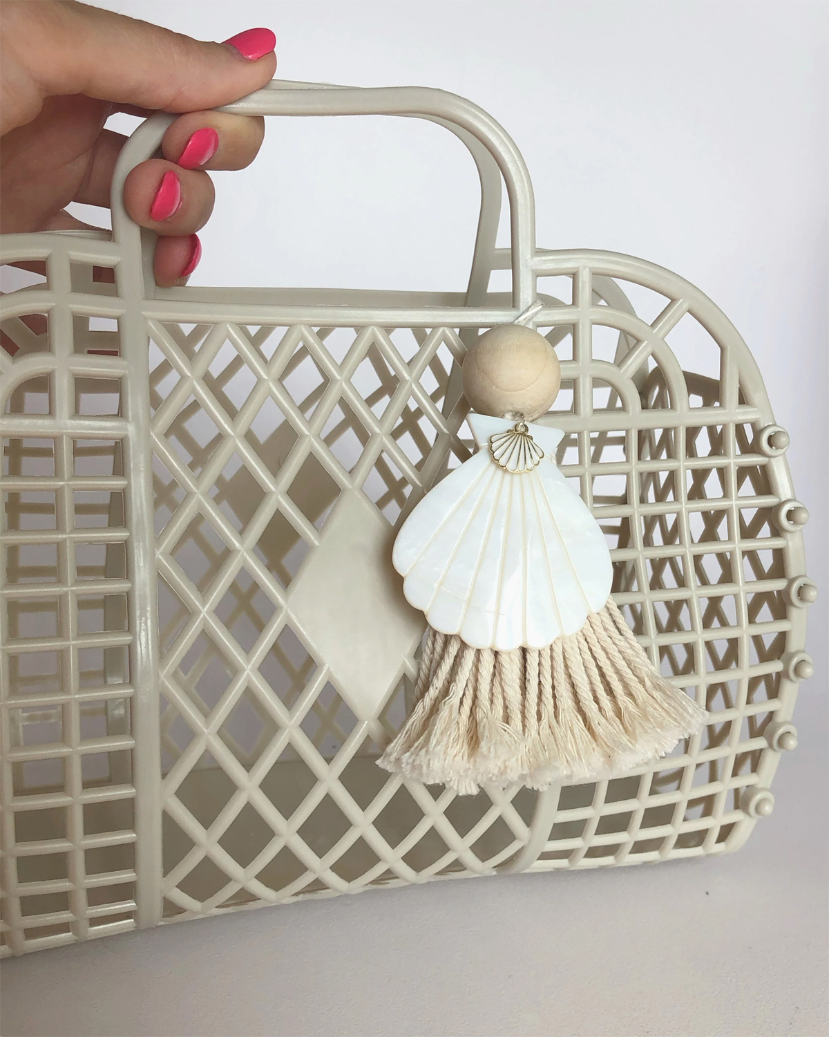 sac a main ajouré été breloque coquillage et pompon