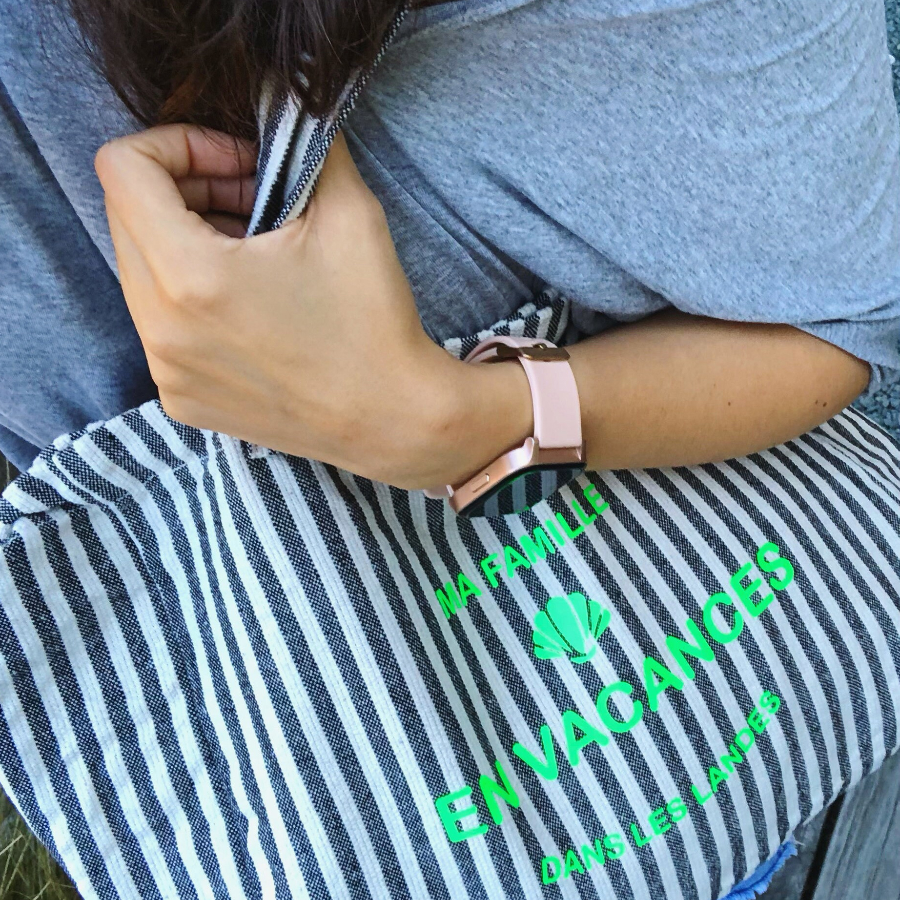 cabas-rayures-mariniere-noir-blanc-texte-rose-fluo-personnalisable