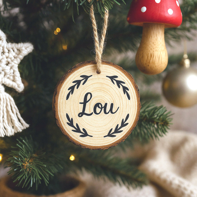 boule-noel-bois-personnalisee-prenom-decoration-sapin-naturelle