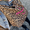 sac bandoulière plage motif leopard et texte rose fluo