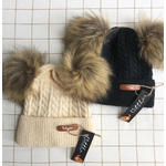 bonnet noir et beige en laine avec 2 pompons