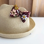 noeud prune à fleur cousu main sur chapeau