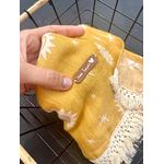 detail-piece-simili-cuir-personnalisee-prenom-mot-fouta