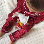 pyjama-satin-soie-noel-enfant-rouge-lapin-jouet-bois