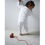 pyjama-blanc-carreaux-enfant-debout-dos