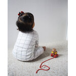 pyjama-carreaux-enfant-vue-dos-avec-jouet-canard