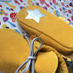 chaussons-bebe-moutarde-personnalisation-prenom-celeste-etoile-flex