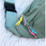 sac bandoulière vert lacets rose jaune bleu parme