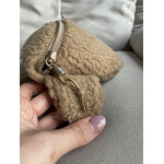 banane-teddy-beige-detail-fermeture-eclair-fourrure