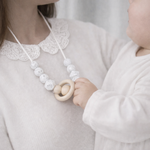collier-dentition-bebe-blanc-mouchete-bois-naturel