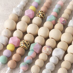 colliers-portage-bebe-silicone-bois-multicolore-pastel-leopard-marbre-liberty-detail-gros-plan