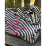 sac cabas de plage a rayures avec texte rose fluo