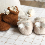chaussons naissance camel et blanc moumoute