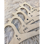cintres en bois prénom symbole personnalisable